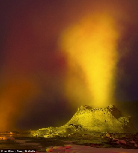 科学家称美国黄石公园火山喷发周期约为10万年 科学家称美国黄石公园火山喷发周期约为10万年