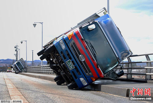日本暴强超大台风刮倒大卡车 日本暴强超大台风刮倒大卡车